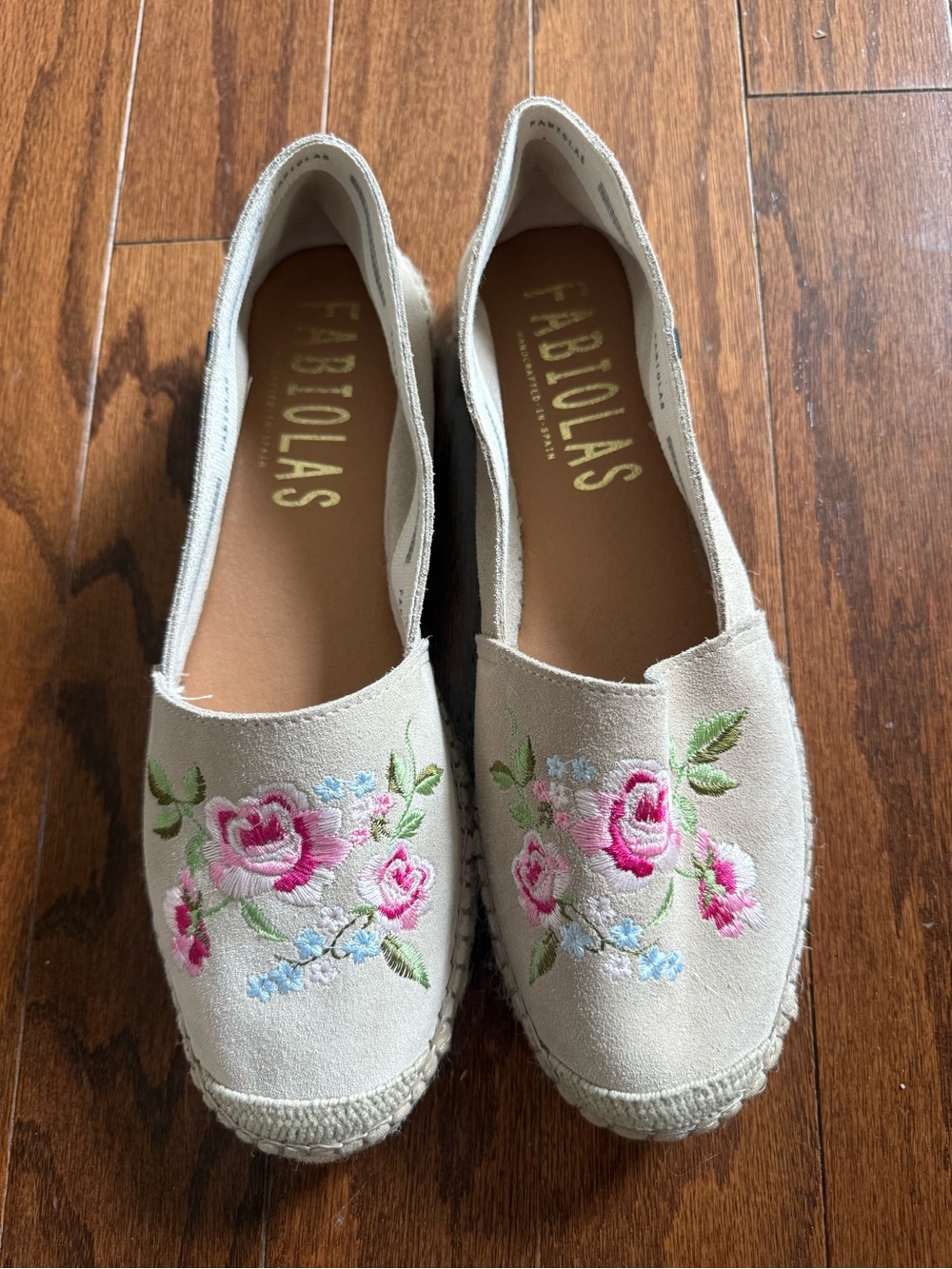 Fabiolas Beige Embroidered Floral Espadrilles size 40 New w/o Box